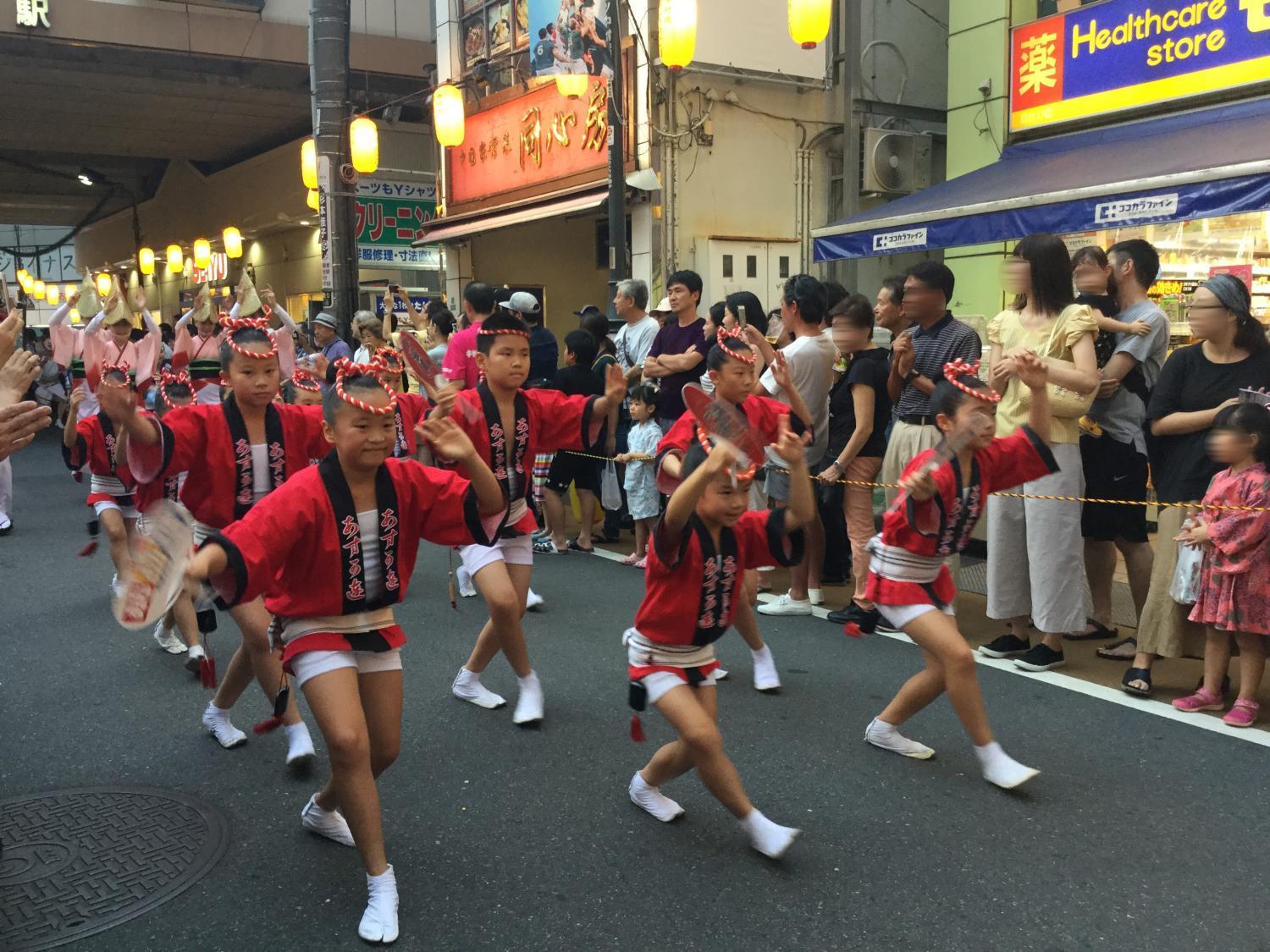 頑張っています。子供の踊り子たち 2