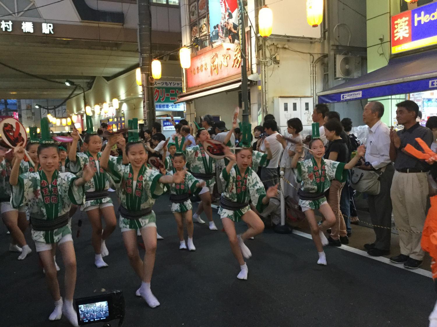 頑張っています。子供の踊り子たち 3