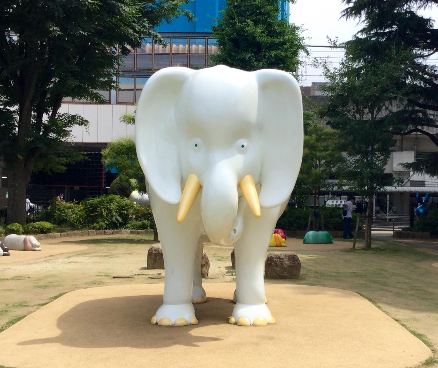 美術の森に不思議な動物たちが住みついた 2