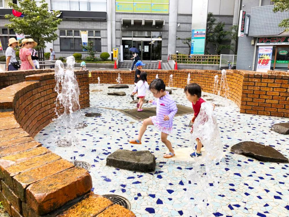 色々な場所から水が噴き上がり大興奮。