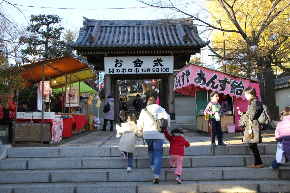 およそ300の露店が軒を連ねる