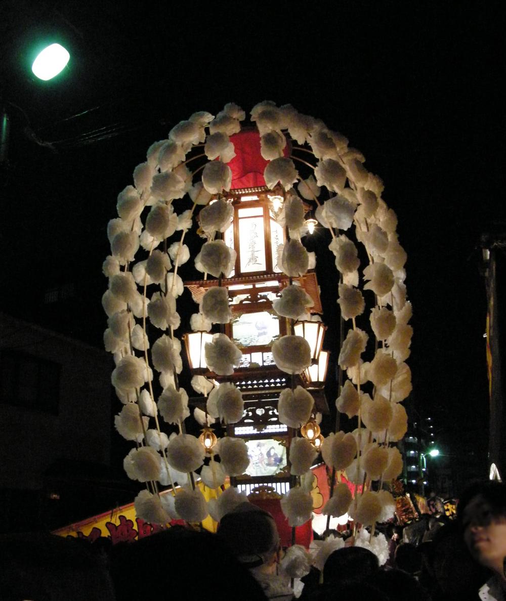 纏（まとい）や花飾りの付いた万灯行列も見もの！