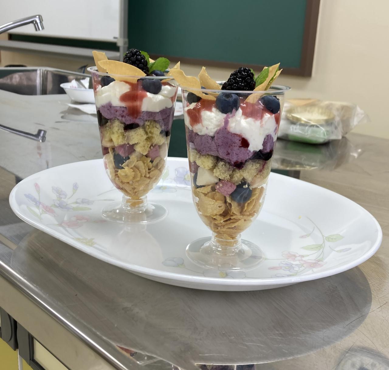 練馬区産ブルーベリーを使ったパフェ作り