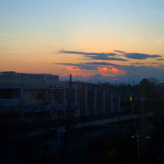 夕陽に浮かぶ富士山